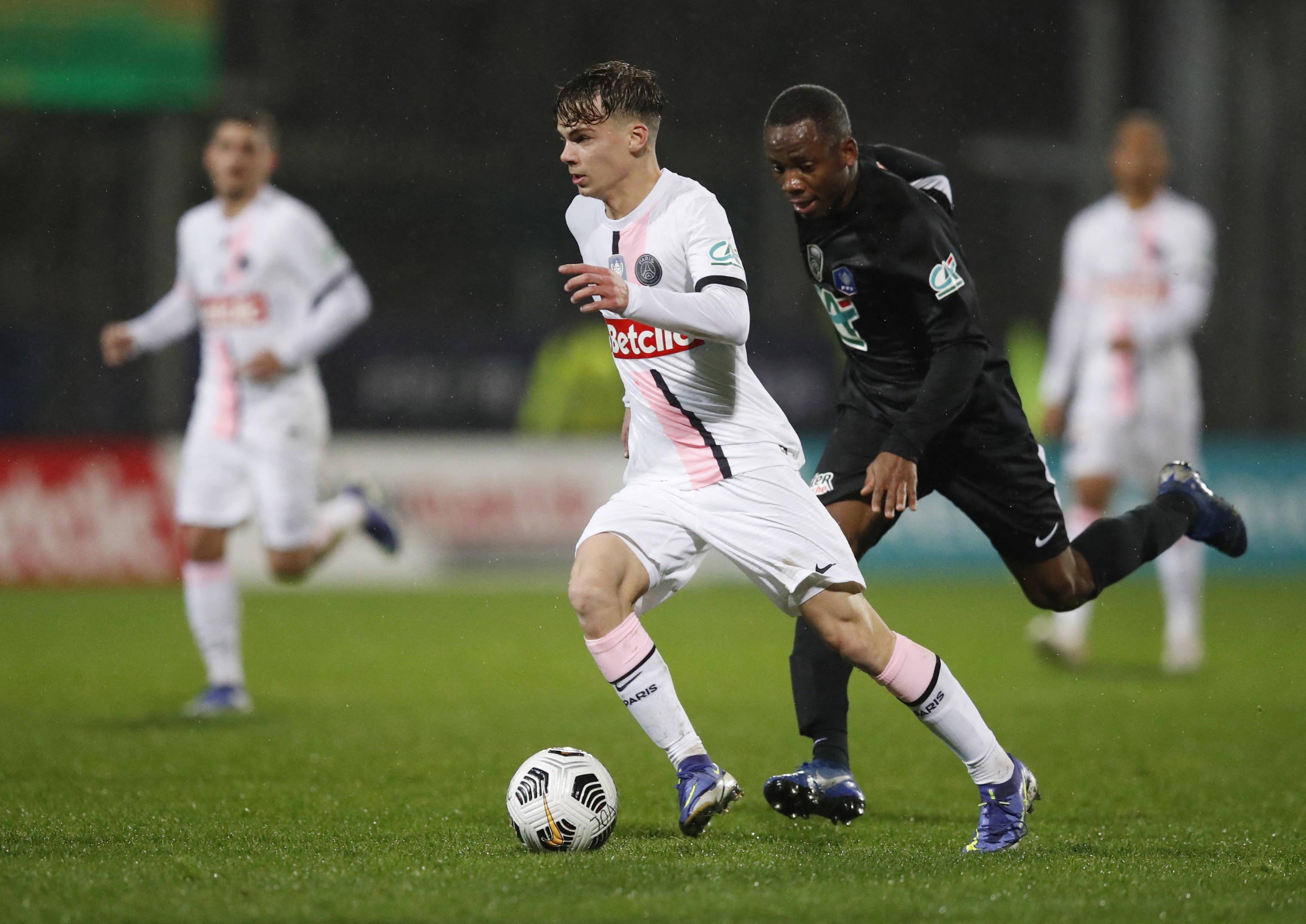 今夜体能课后，费城76人内部沟通备战法国杯，话题不断，年轻球员得到机会的简单介绍