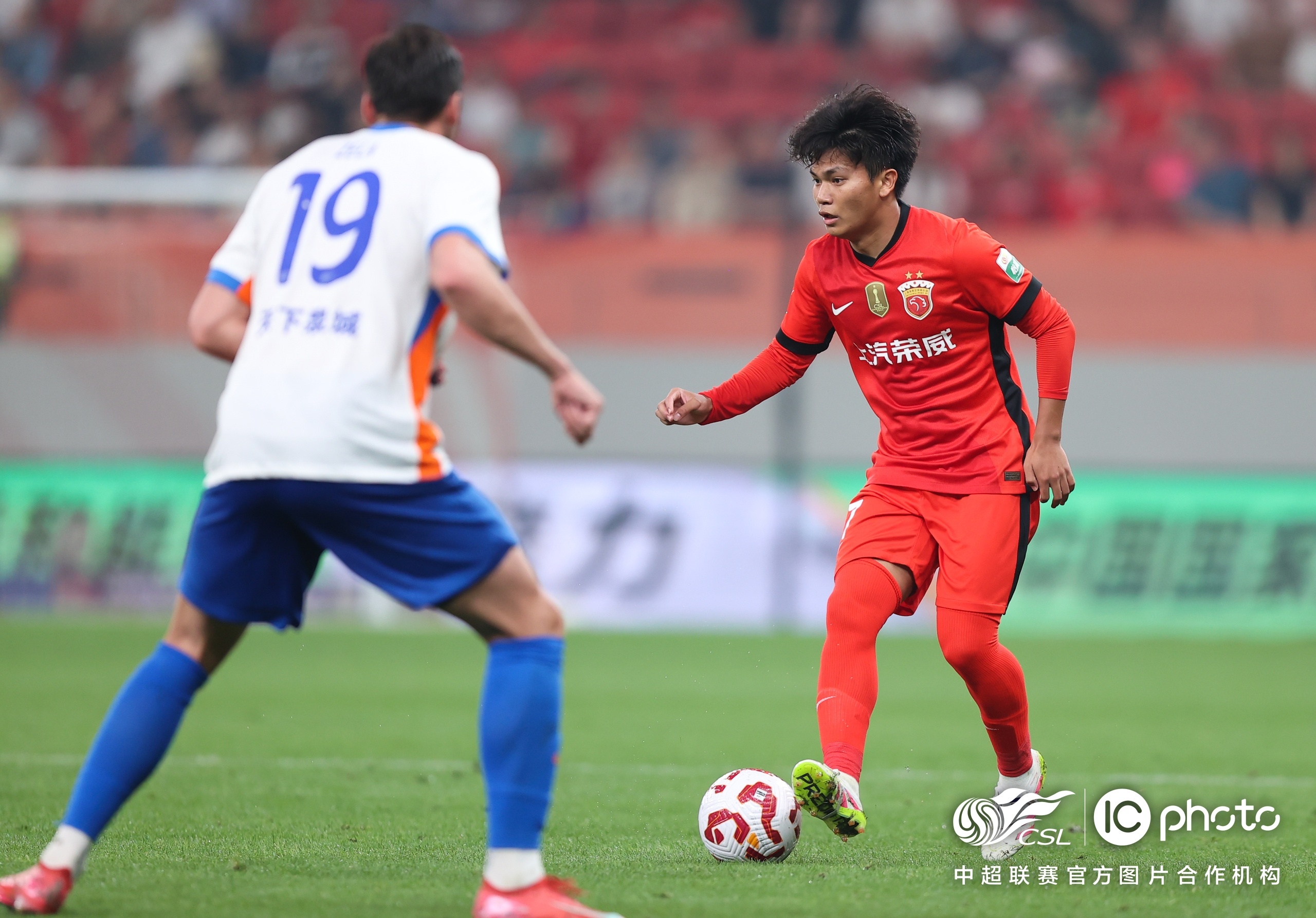 上海海港今晚官宣签约,志在欧冠名次提升,气氛紧张,数据趋势出现新变化的简单介绍 上海海港今晚官宣签约,志在欧冠名次提升,气氛紧张,数据趋势出现新变化的简单介绍